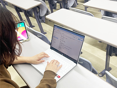 資料作成している様子